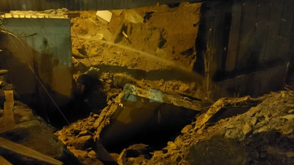 Üsküdar'da toprak kayması! İstinat duvarı çöktü, bina boşaltıldı