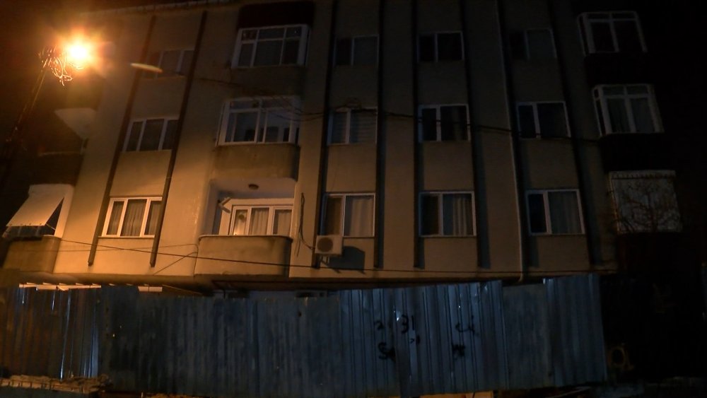 Üsküdar'da toprak kayması! İstinat duvarı çöktü, bina boşaltıldı