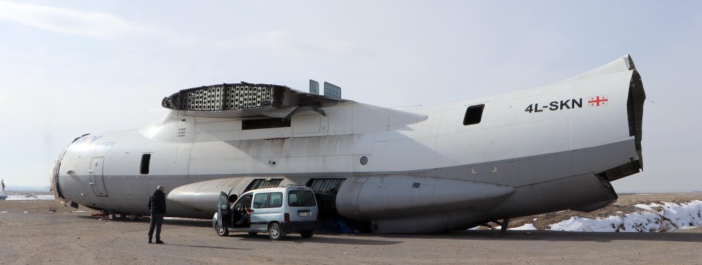 Deprem sonrası yardım getirirken kaza kırıma uğramıştı: Gürcistan uçağı yıllar sonra aprondan çıkarıldı
