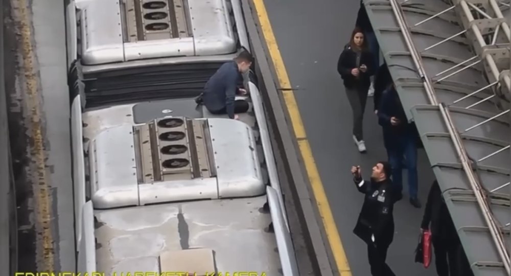 Sosyal medya fenomeni video çekmek uğruna metrobüsün üzerinde yolculuk etti