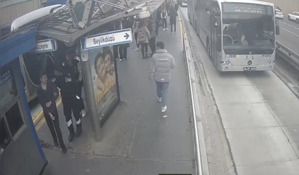 Sosyal medya fenomeni video çekmek uğruna metrobüsün üzerinde yolculuk etti