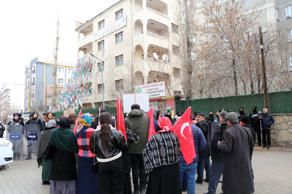Evlat eyleminde 'müzik' gerginliği: HDP il binasına girmek isteyen ailelere polis izin vermedi