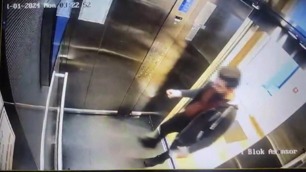 Vahşet! Cani adam kediyi asansörde köşeye sıkıştırıp tekmeleyip ezdi