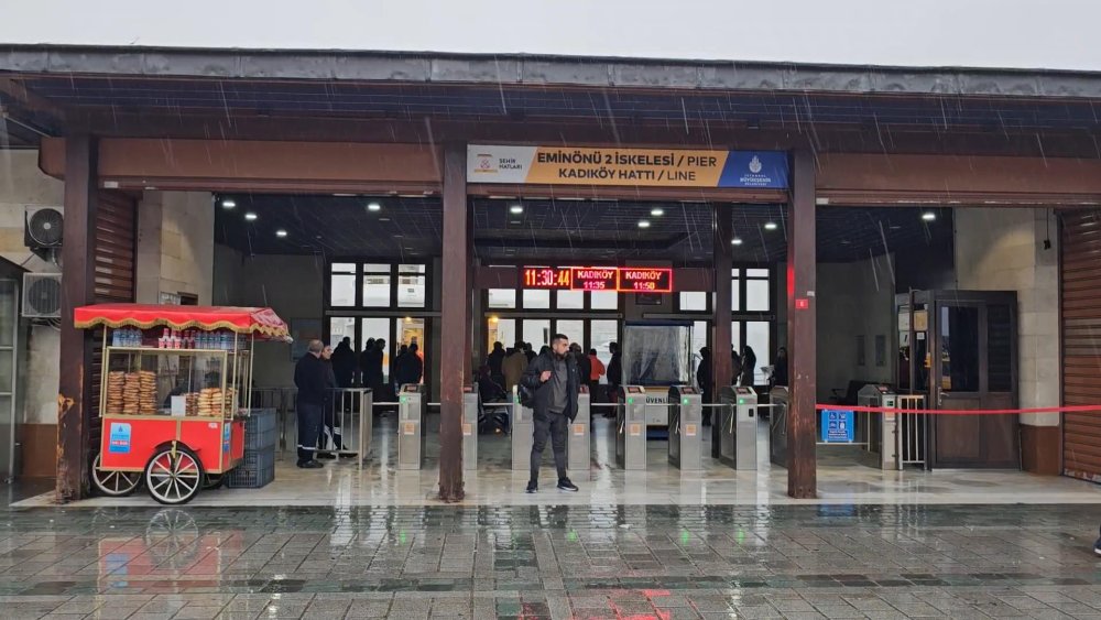 İstanbul'da olumsuz hava koşulları nedeniyle bazı vapur seferleri iptal edildi