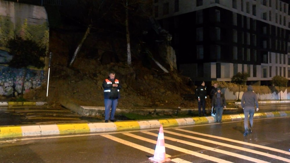 İstanbul okulun istinat duvarı yola çöktü: Cadde trafiğe kapatıldı