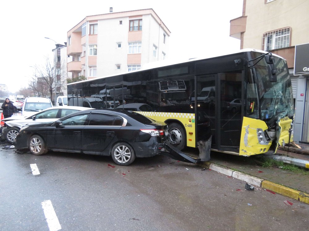 İETT otobüsü, park halindeki 5 araca çarptı