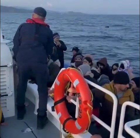 Yunanistan'ın geri ittiği 34 kaçak göçmen kurtarıldı