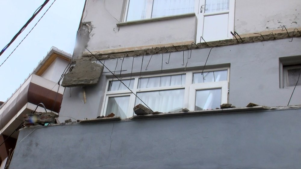 Faciaya ramak kala: Binanın balkonu büyük gürültüyle çöktü