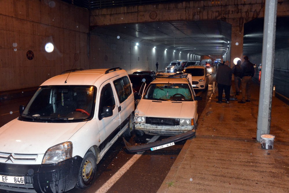 Kayganlaşan yolda 7 ayrı feci kaza: 18 araç birbirine girdi