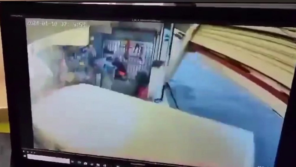 Minibüs markete daldı: 5'i ağır, 6 öğrenci yaralı