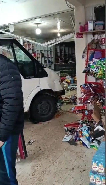 Minibüs markete daldı: 5'i ağır, 6 öğrenci yaralı