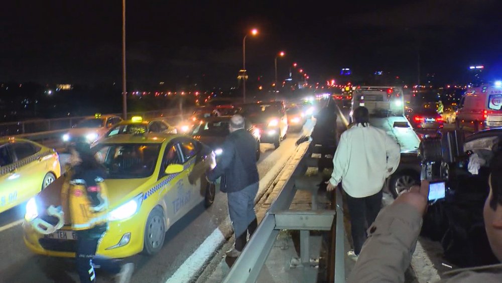 15 Temmuz Şehitler Köprüsü'nde 10 araç birbirine girdi: Yaralılar var