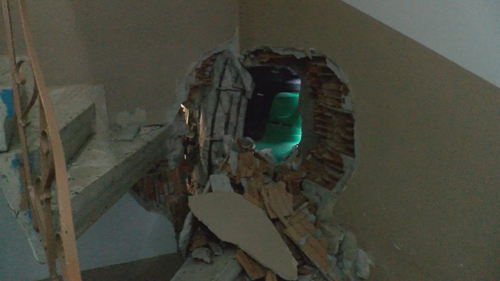 Korku dolu anlar: Hafriyat kamyonunun apartmana çarptı, büyük hasar oluştu