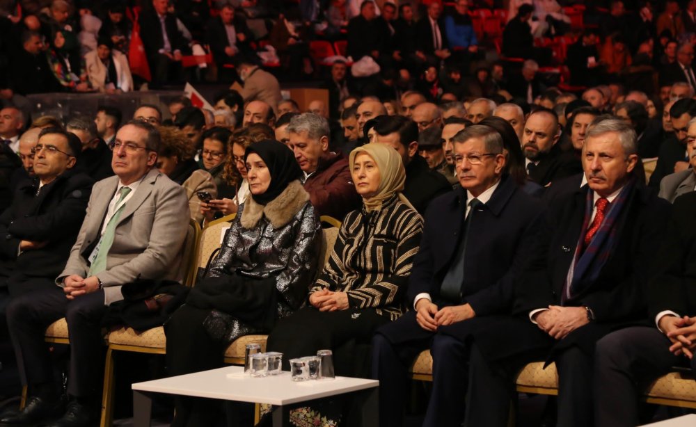 Ahmet Davutoğlu yeniden genel başkanlığa seçildi