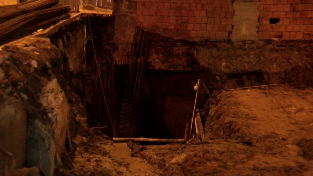 Temel kazısı sırasında yan binada çatlak oluştu