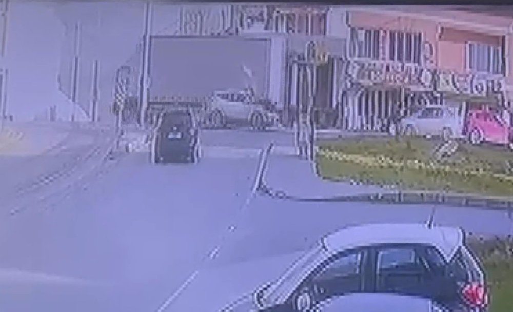 Yolun karşısına geçmeye çalışan kadına araba çarptı