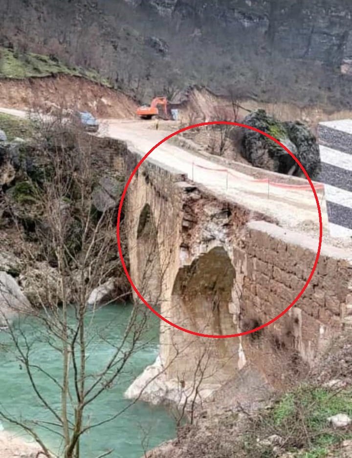Viyadük yapımında kullanılan dinamit, tarihi köprüye zarar verdi