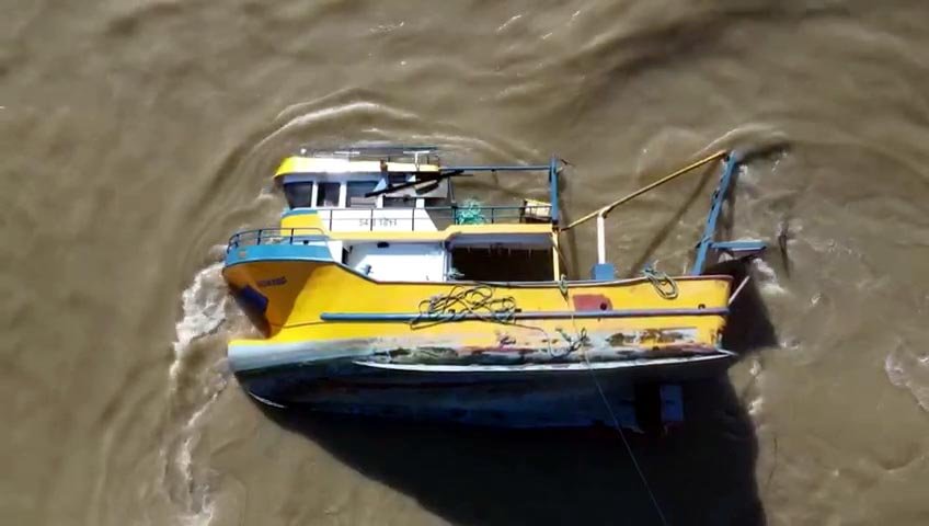 Dalgaların devirdiği teknedeki 4 kişi suya atlayarak kurtuldu