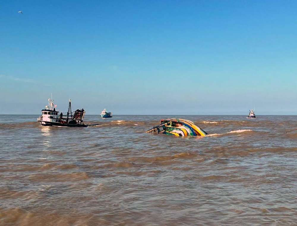 Dalgaların devirdiği teknedeki 4 kişi suya atlayarak kurtuldu