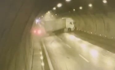 Tünel içerisindeki zincirleme kaza: O anlar böyle görüntülendi