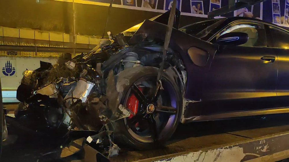 Zeytinburnu'nda feci kaza! Lüks otomobil belediye aracına çarptı