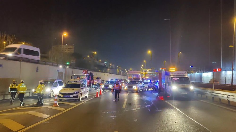 Zeytinburnu'nda feci kaza! Lüks otomobil belediye aracına çarptı