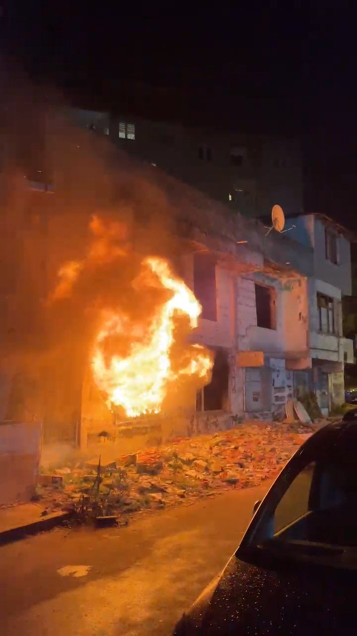 Metruk binada yangın! Bir kişinin cesedi bulundu: Mahalleliden yetkililere çağrı