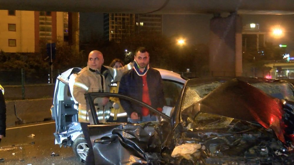 Ataşehir'de zincirleme kaza: araçlara çarpan şoför alkollüymüş