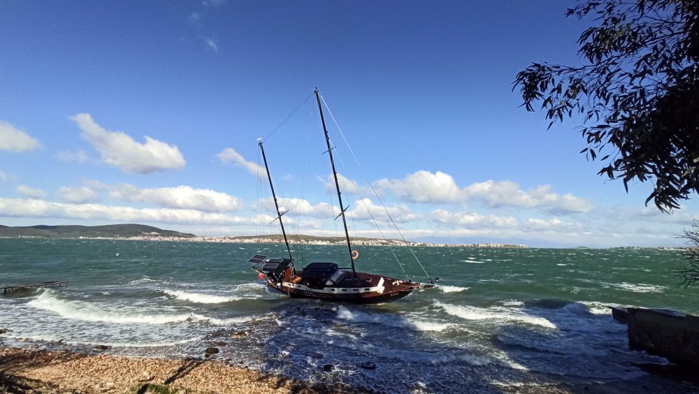 Marmara Bölgesi'ndeki fırtınada yelkenli tekne karaya oturdu