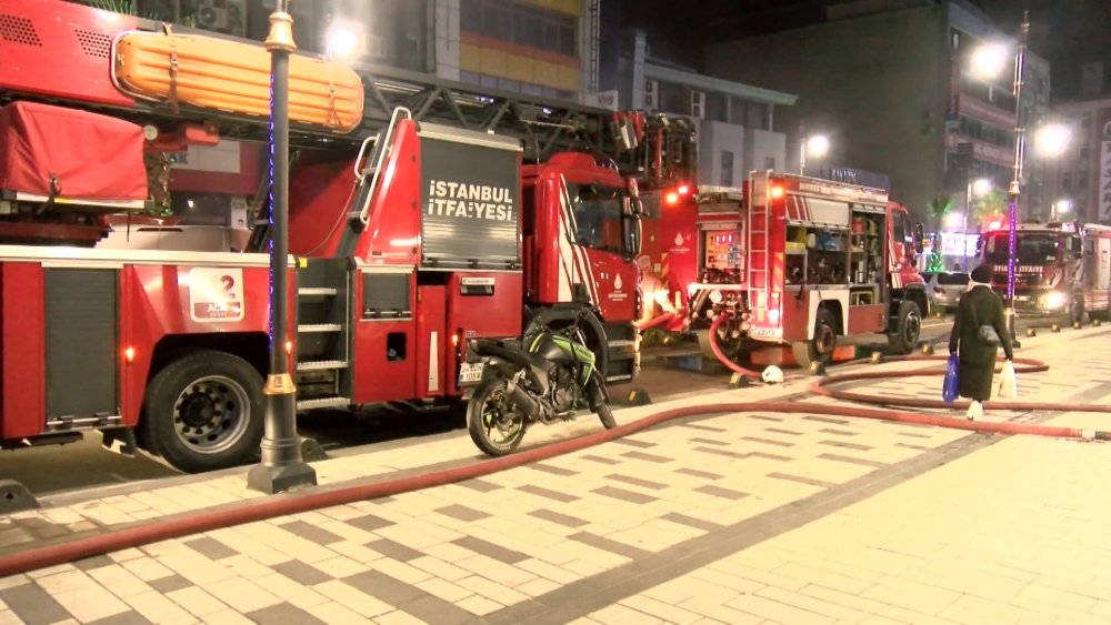 Gaziosmanpaşa'daki mobilya atölyesinde yangın çıktı