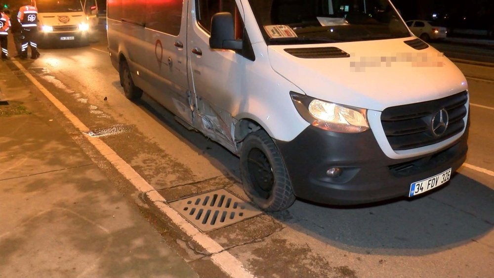 Otomobil servis minibüsüne çarptı: 1 yaralı