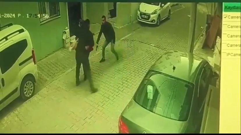 Sokaktan geçen kadını kavgada kalkan olarak kullandı!