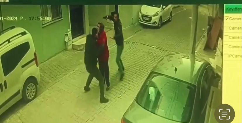 Sokaktan geçen kadını kavgada kalkan olarak kullandı!