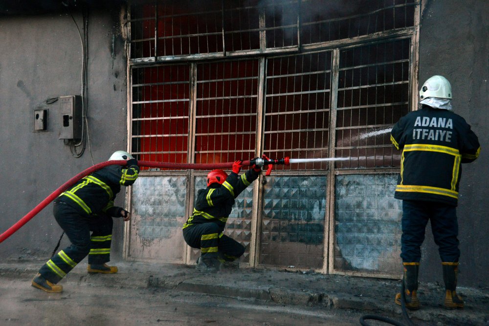 Adana'daki sünger fabrikasında yangın çıktı