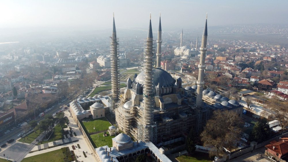 Selimiye Camisi'nin 594 penceresi yenilendi