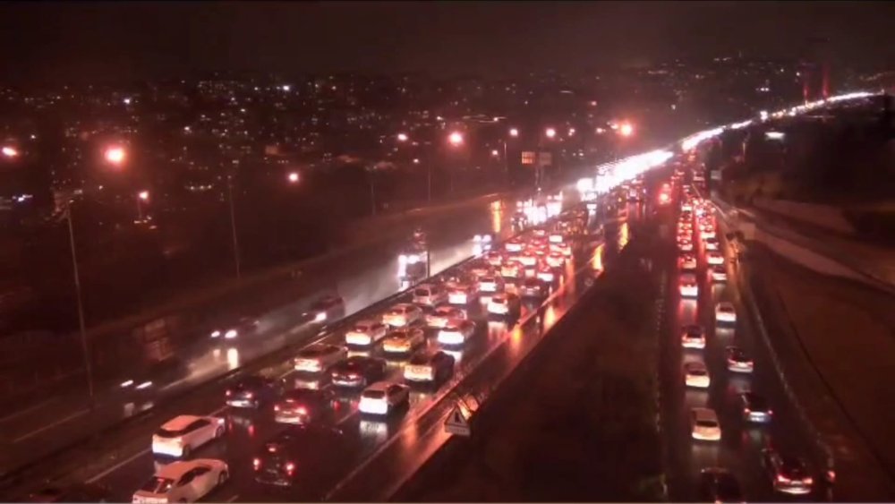 15 Temmuz Şehitler Köprüsü'nde araç yangını: Trafikte yoğunluk oluştu