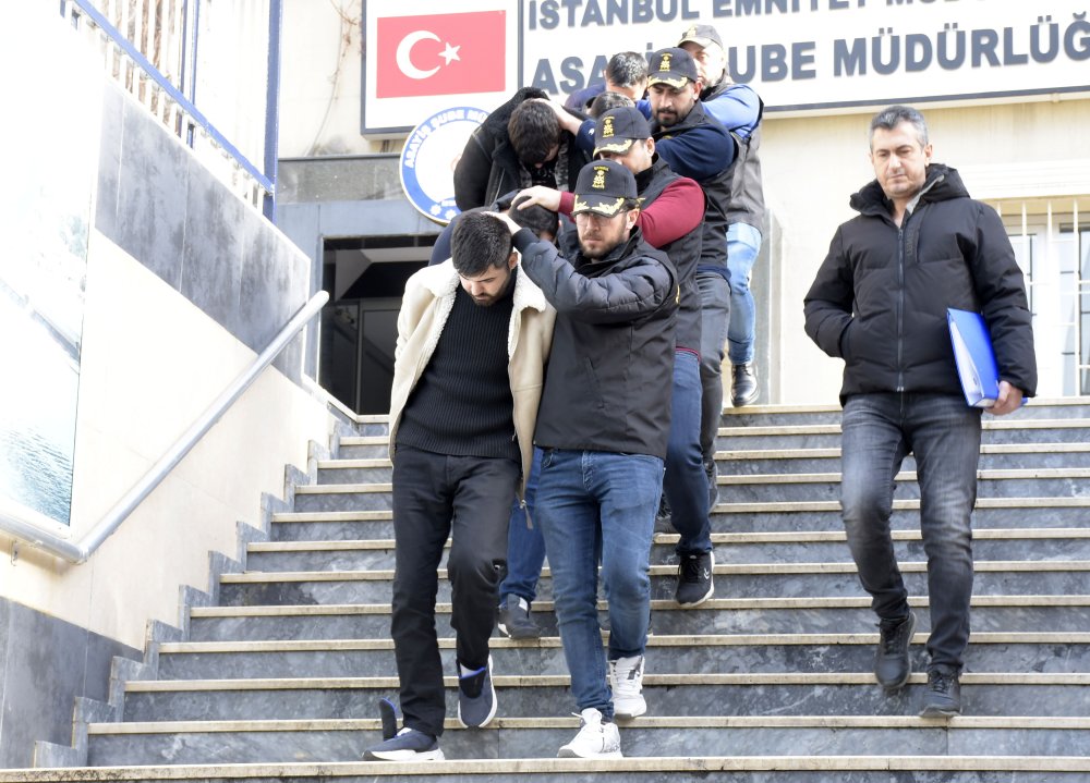 İstanbul'da 5 milyon liralık gasp: Bankadan çıkar çıkmaz para dolu poşetleri alıp kaçtılar