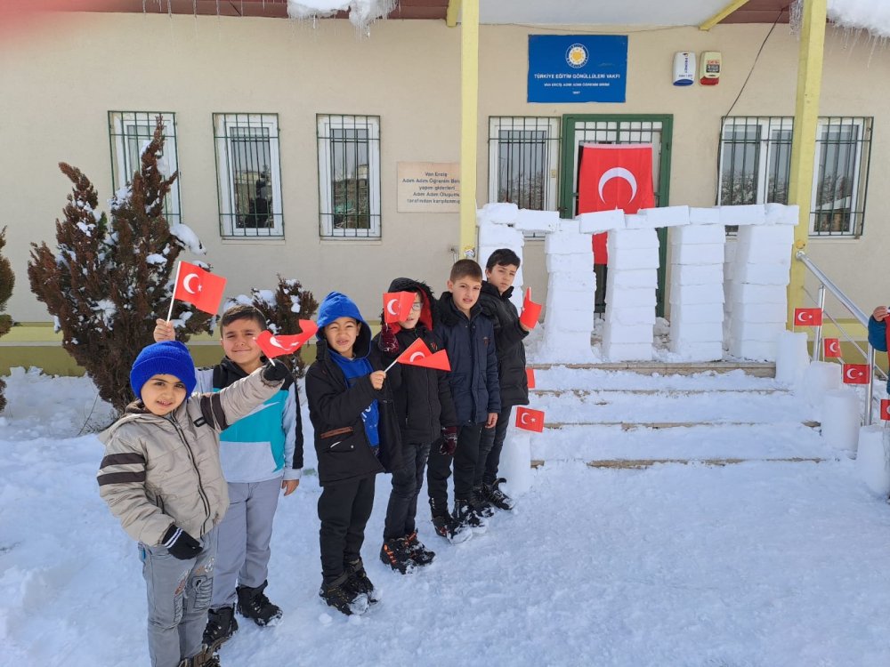 Öğretmenler öğrencilerin isteğini kırmadı: Kardan Anıtkabir yapıp, önünde İstiklal Marşı'nı okudular