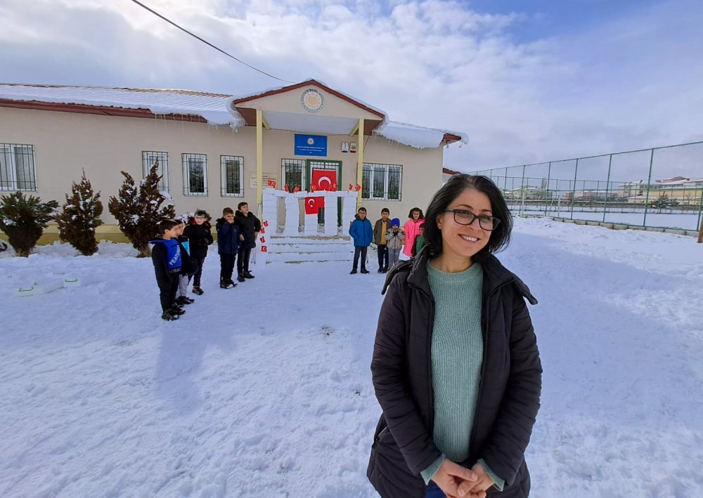 Öğretmenler öğrencilerin isteğini kırmadı: Kardan Anıtkabir yapıp, önünde İstiklal Marşı'nı okudular
