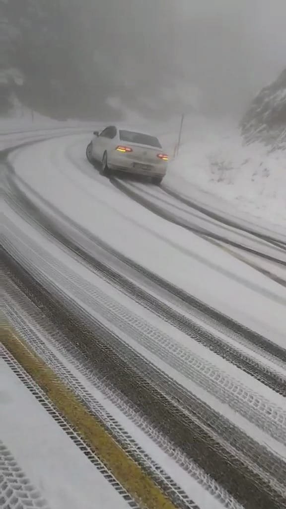 Bursa'da yoğun kar yağışında araçlar yolda kaldı