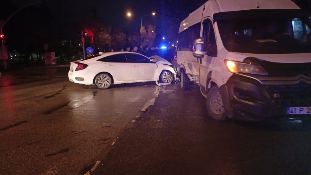 Servis minibüsü ile otomobil çarpıştı: 4 yaralı