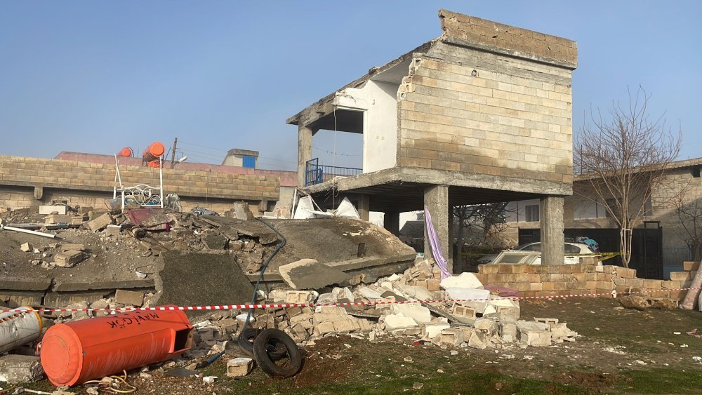 Hasarlı ev çöktü: 2 ölü, 8 yaralı