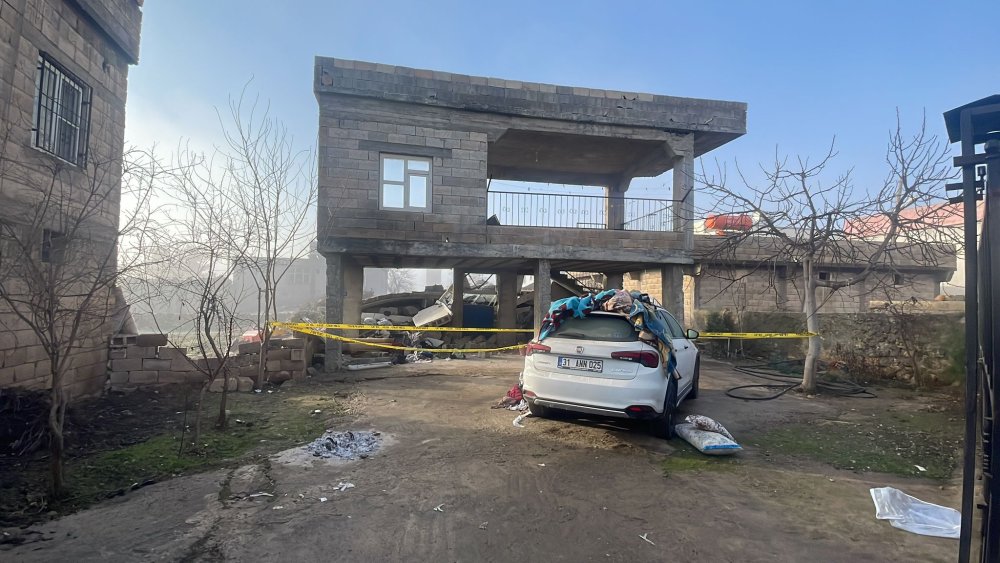Hasarlı ev çöktü: 2 ölü, 8 yaralı
