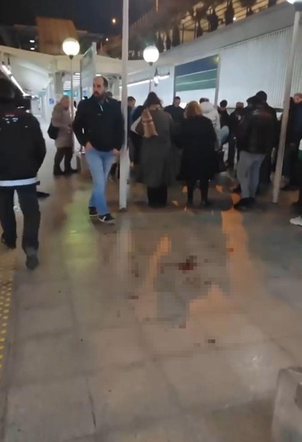 Metroda bıçaklı kavga: Ölü ve yaralılar var!