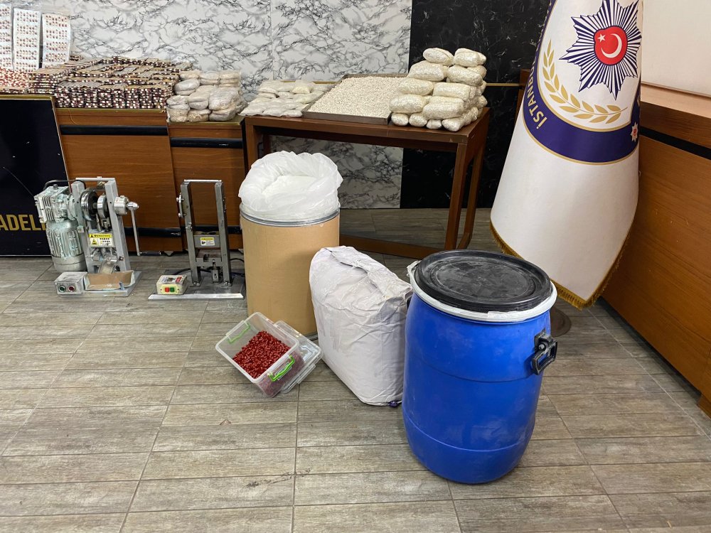 Emniyet tarafından Narkogüç 46 operasyonunda yakalanan yasaklı maddeler sergilendi