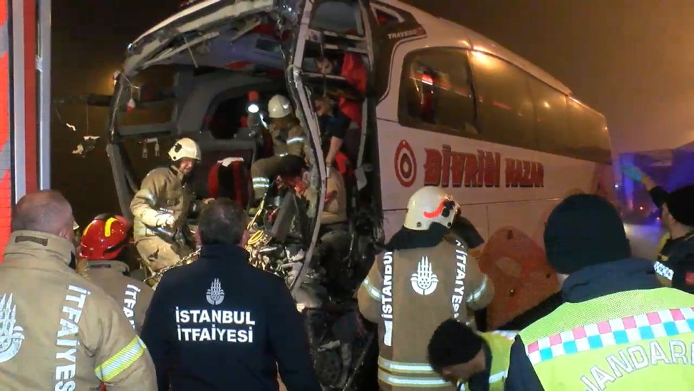 Kuzey Marmara Otoyolu'nda yolcu otobüsü TIR'a çarptı!
