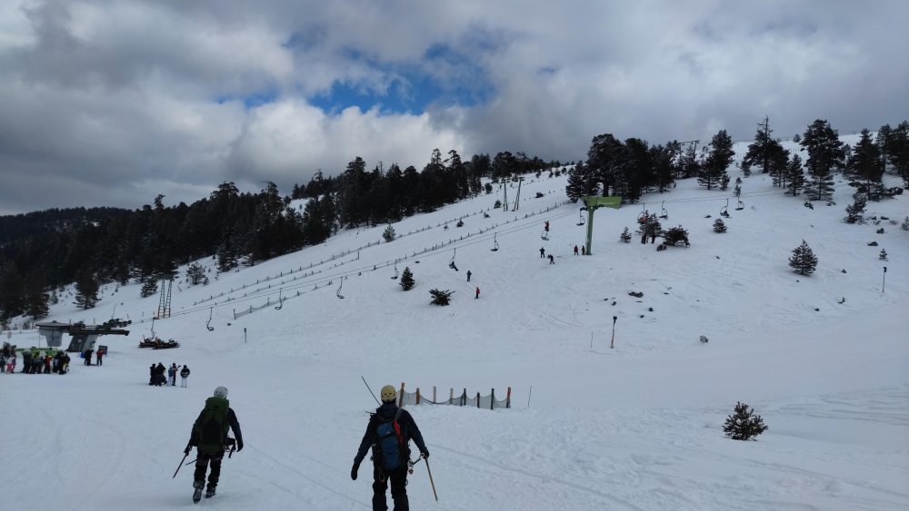 Kayak merkezinde korku dolu anlar: 40 tatilci telesiyejde mahsur kaldı
