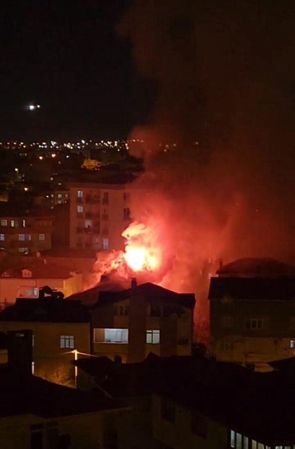 2 katlı binanın çatı katı alev alev yandı