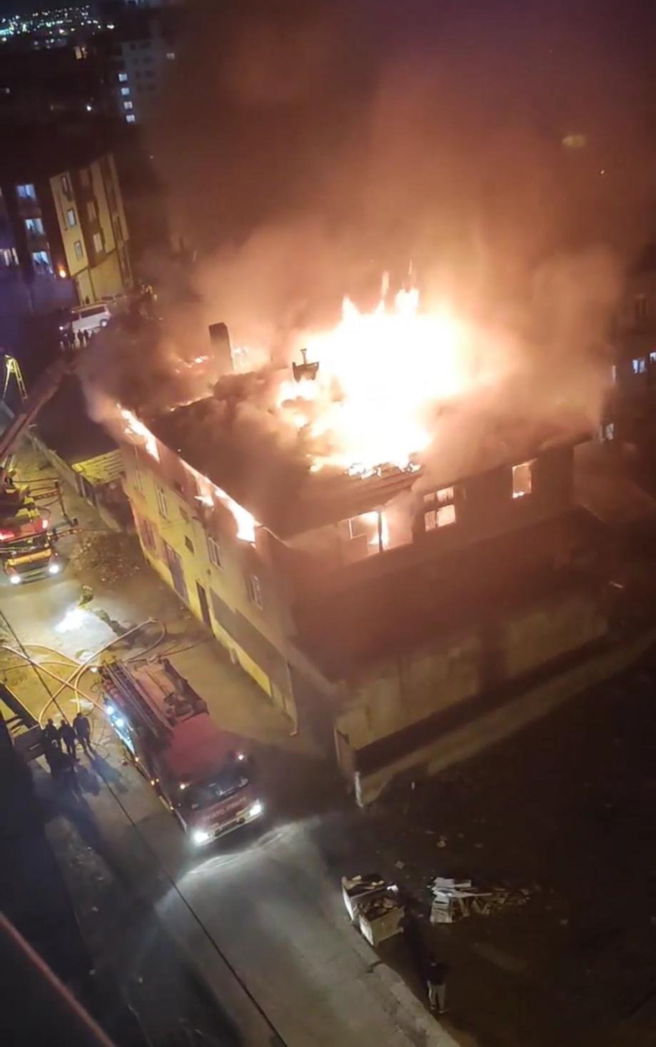 2 katlı binanın çatı katı alev alev yandı