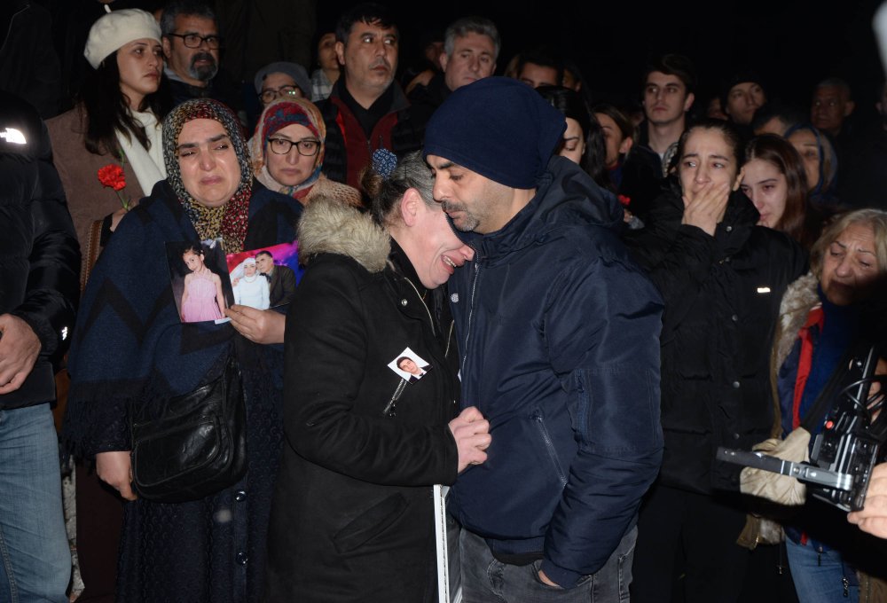 Adana'da depremde hayatını kaybedenler anıldı: 'Hayatlarımız enkaz altında kaldı'